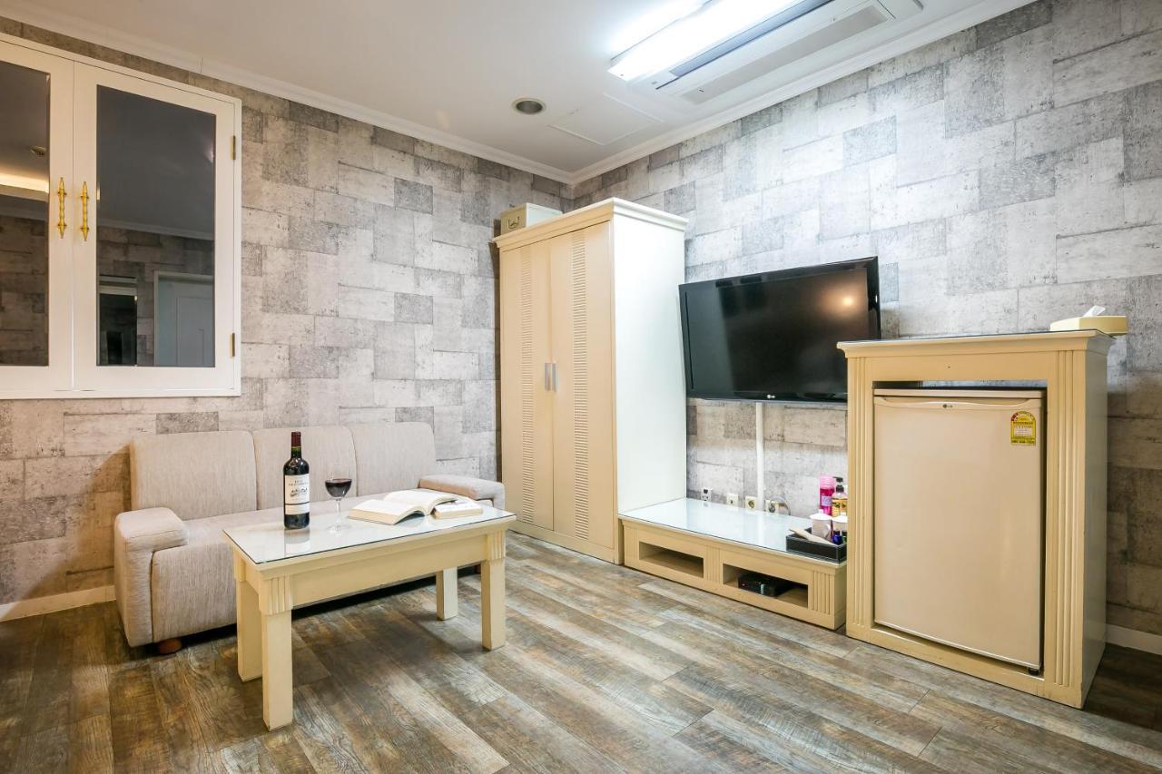 Fiore Hotel Gumi Bagian luar foto
