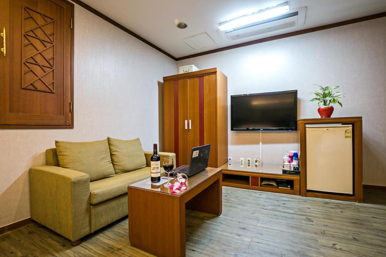 Fiore Hotel Gumi Bagian luar foto