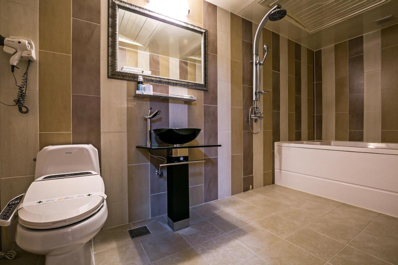Fiore Hotel Gumi Bagian luar foto