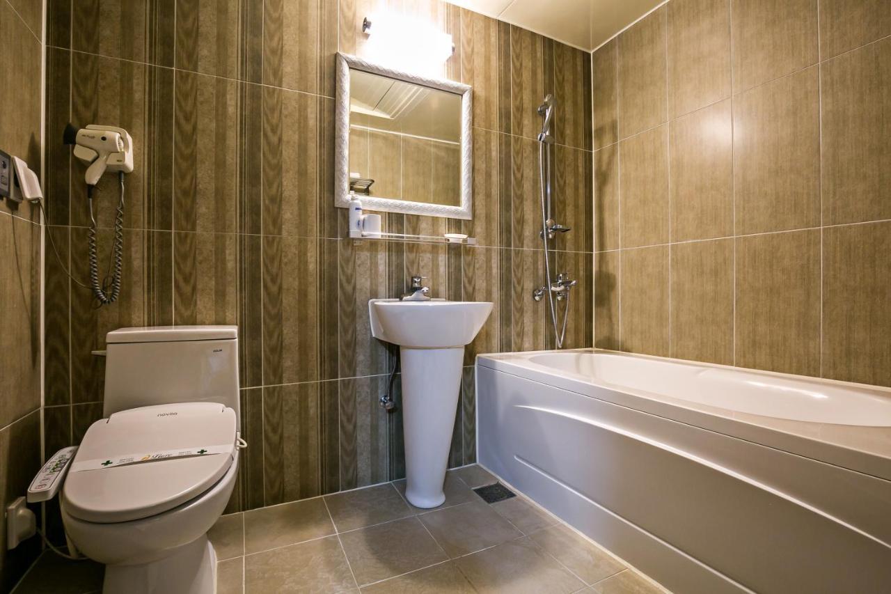 Fiore Hotel Gumi Bagian luar foto